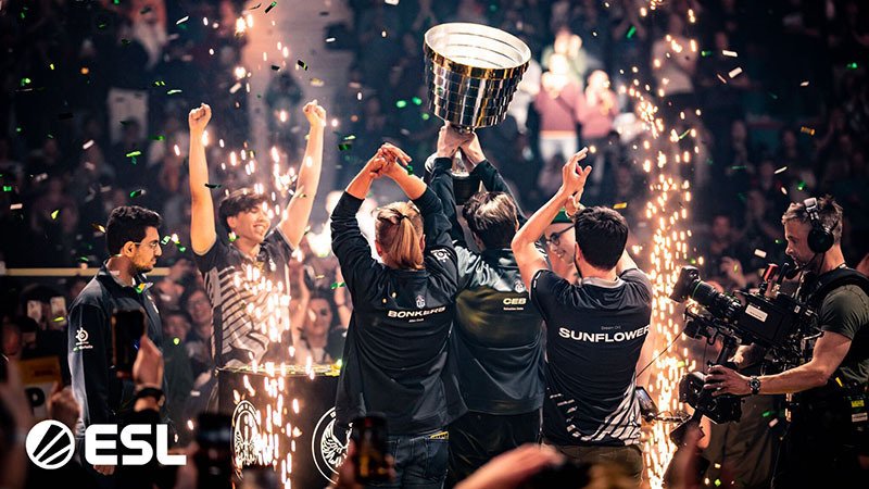 OG — чемпионы Stockholm Major Игроки OG поднимают трофей стокгольмского мейджора по Dota 2