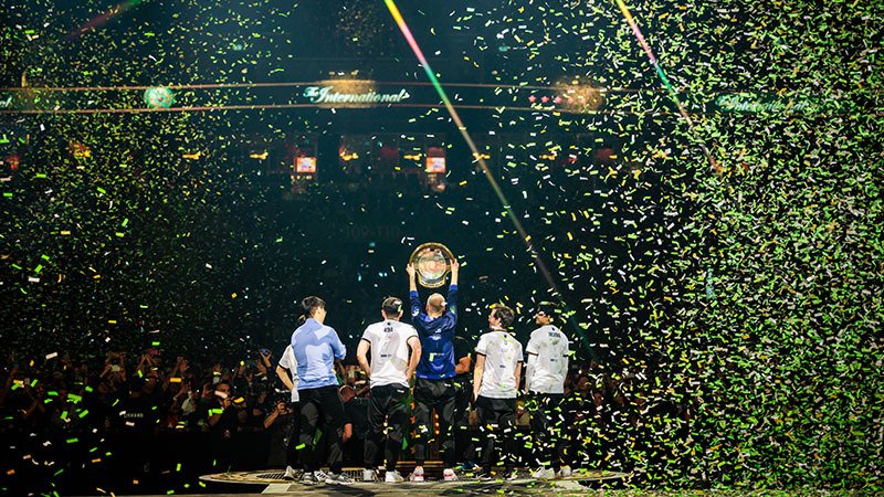 Team Liquid — чемпионы The International 2024 Team Liquid поднимают Эгиду чемпионов The International 2024 под дождём конфетти